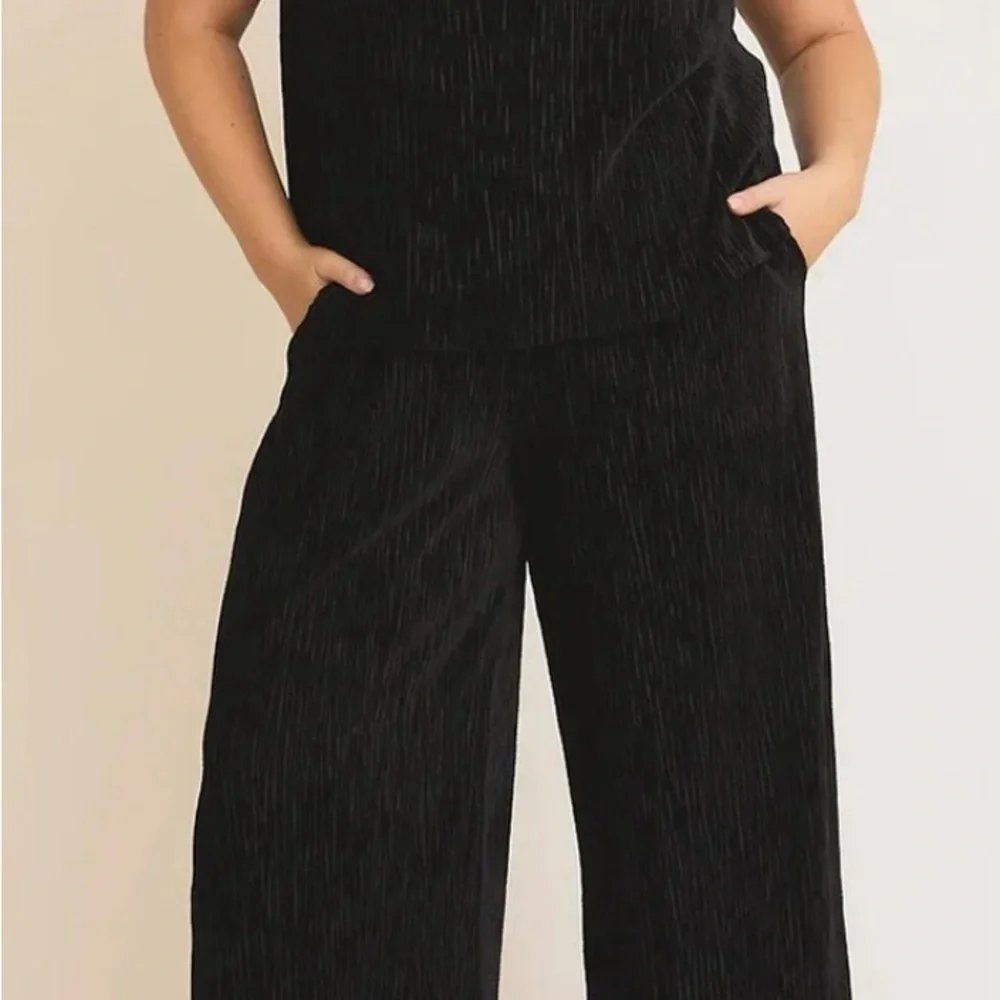 Gilli Plus Size Black Textured Cami & Wide Leg 2 Piece Set with Pockets Host Pic - Picture 3 of 11